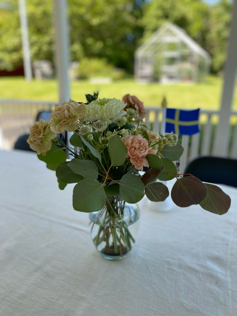 Hemma-hos-Linne-student-midsommar-4 Blomsterarrangemang bröllop Hemma hos Linné